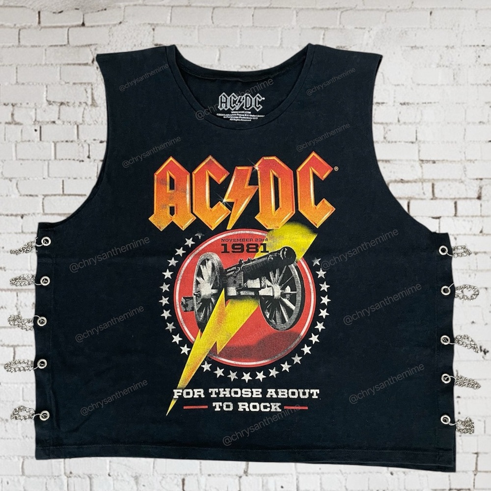 PLUS SIZE • AC/DC WASHED TEE WITH SIDE CHAIN